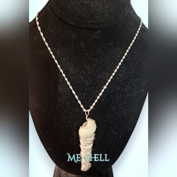 NWT "Me-Shell" Pendant on a 925 Sterling Silver Chain Necklace - Picture 1 of 4